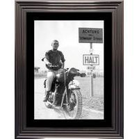 Affiche encadrée Noir et Blanc: Steve Mc Queen - La Grande Evasion - moto - 50x70 cm (Cadre Tucson)